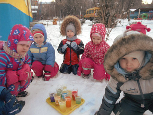 дети наблюдают за замерзанием воды